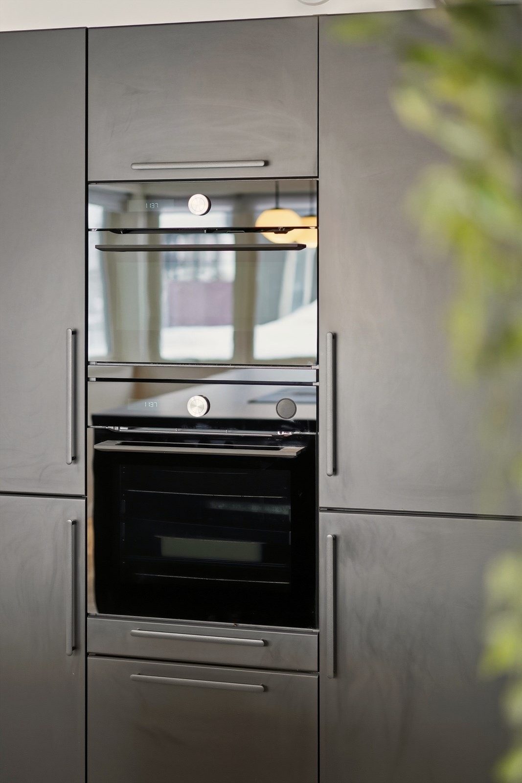 Kjøkkenet er utstyrt med kjøl/fryseskap, oppvaskmaskin, induksjonstopp, micro, stekeovn, vannstoppsystem og komfyrvakt. Det er kjøkkenventilator med kullfilter. Galleribilde