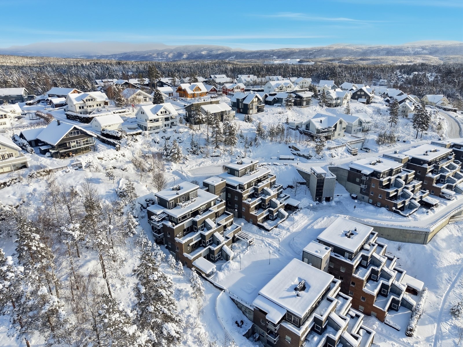 Stor terrasse på ca. 39 kvm med adkomst fra stue innredet med pergola og blomsterkasser. Det er tilhørende bod på ca. 6 kvm i samme etg. Galleribilde