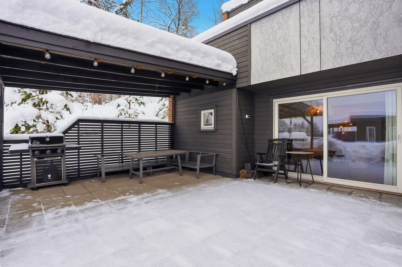 Uteplassen er en hyggelig oase der mange timer kan nytes. Galleribilde