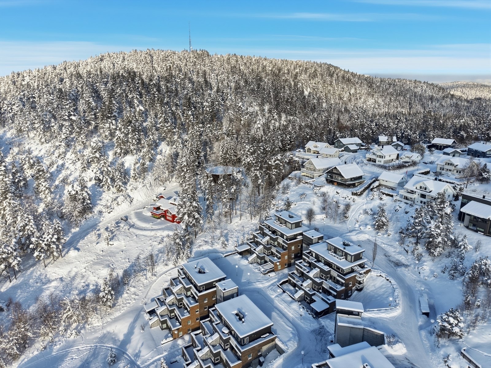 Hindtåsen er kjent for å være et solrikt og hyggelig nabolag, med etablert leilighets- og eneboligbebyggelse. Galleribilde