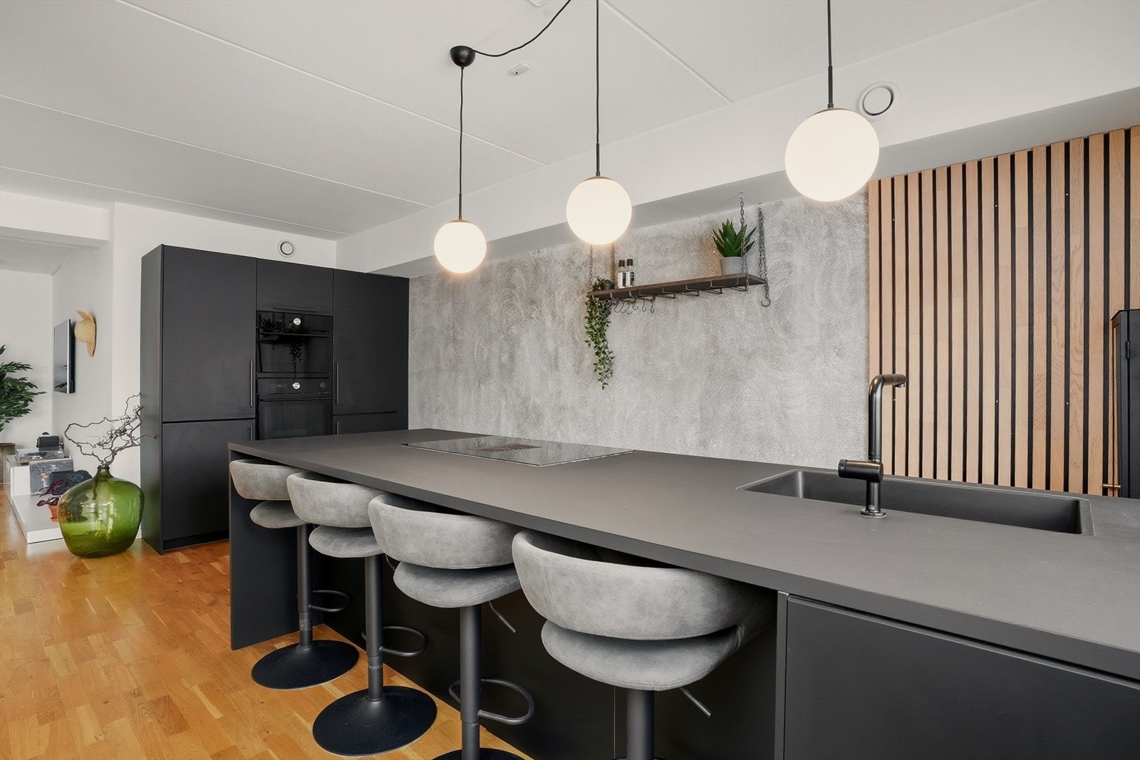 Den store kjøkkenøya fungerer både som en praktisk arbeidsflate og som en innbydende barløsning med sitteplass til flere - perfekt for uformelle måltider, sosial matlaging og gode samtaler mens man lager mat. Galleribilde