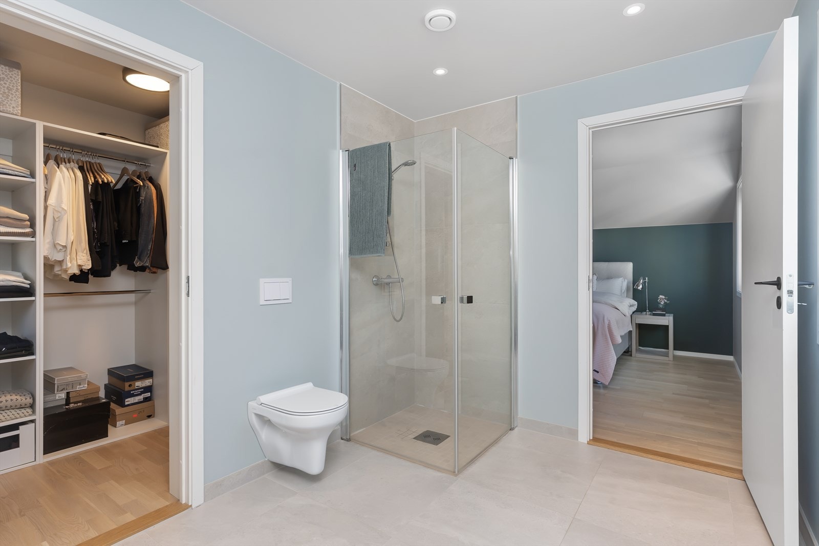 Lyst og pent bad med "walk-in" løsning for ekstra garderobeplass Galleribilde