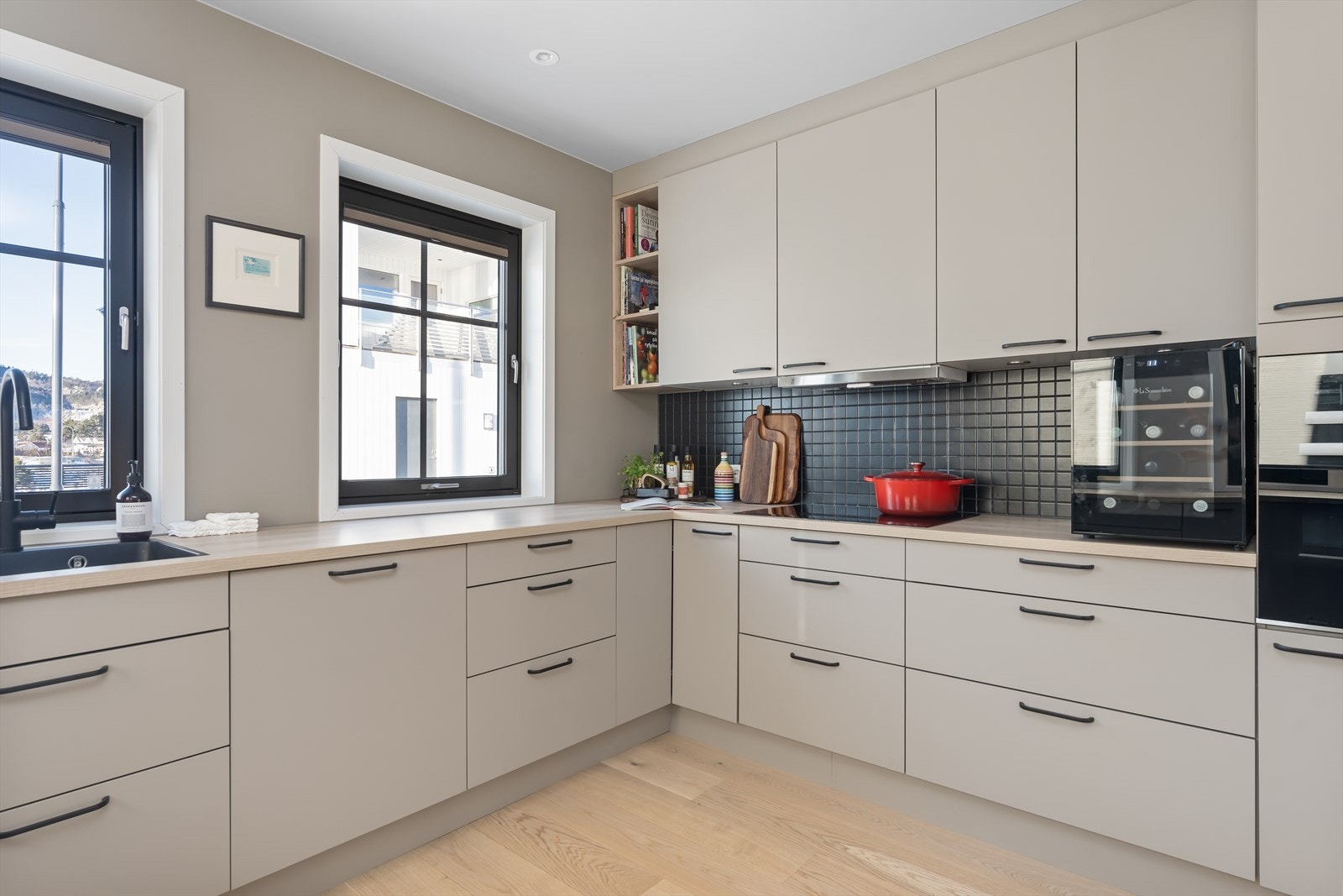 Moderne og tidløse detaljer - Slette fronter med integrerte hvitevarer Galleribilde