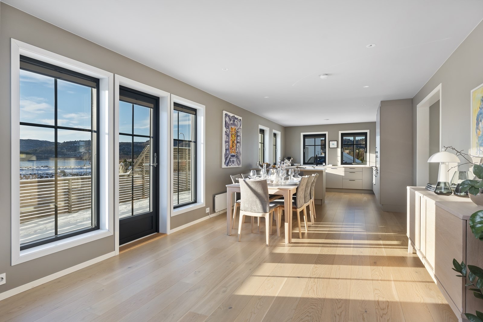 Store vinduer åpner opp for naturlig lys innslipp og fantastisk utsikt Galleribilde