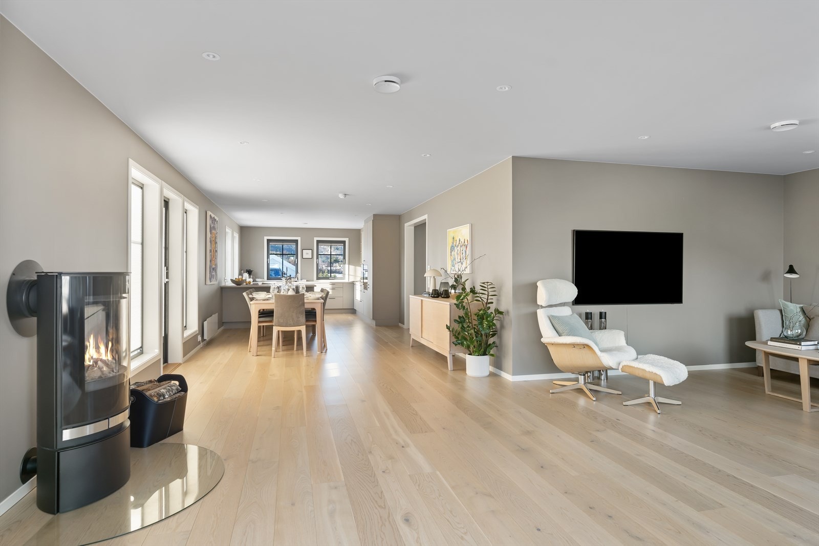 Gjennomgående lyse og varme detaljer gir en god romfølelse Galleribilde