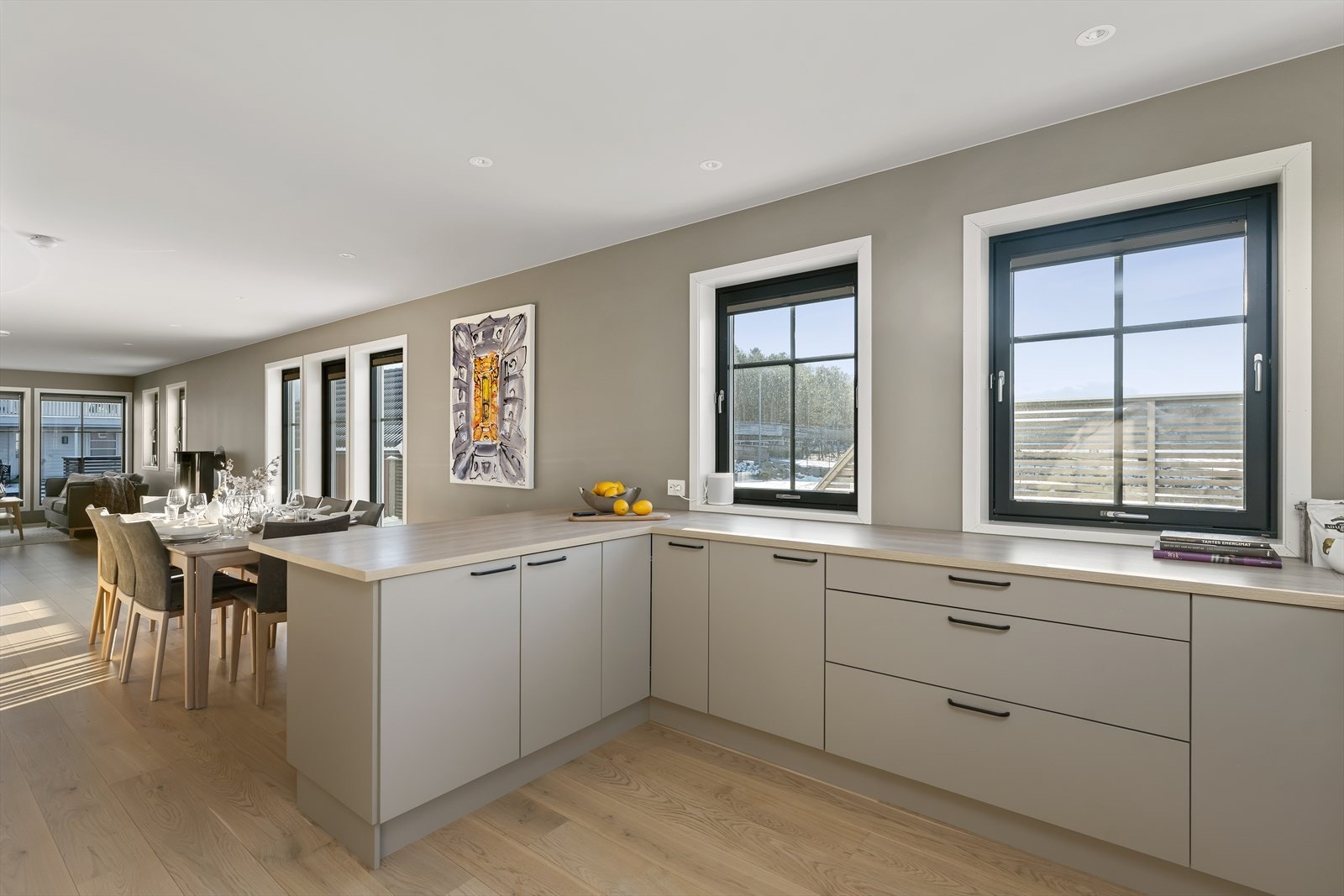 Gjennomgående for etasjen er gode vindusflater - Også på kjøkkenet skal naturlig lys innslipp nytes Galleribilde