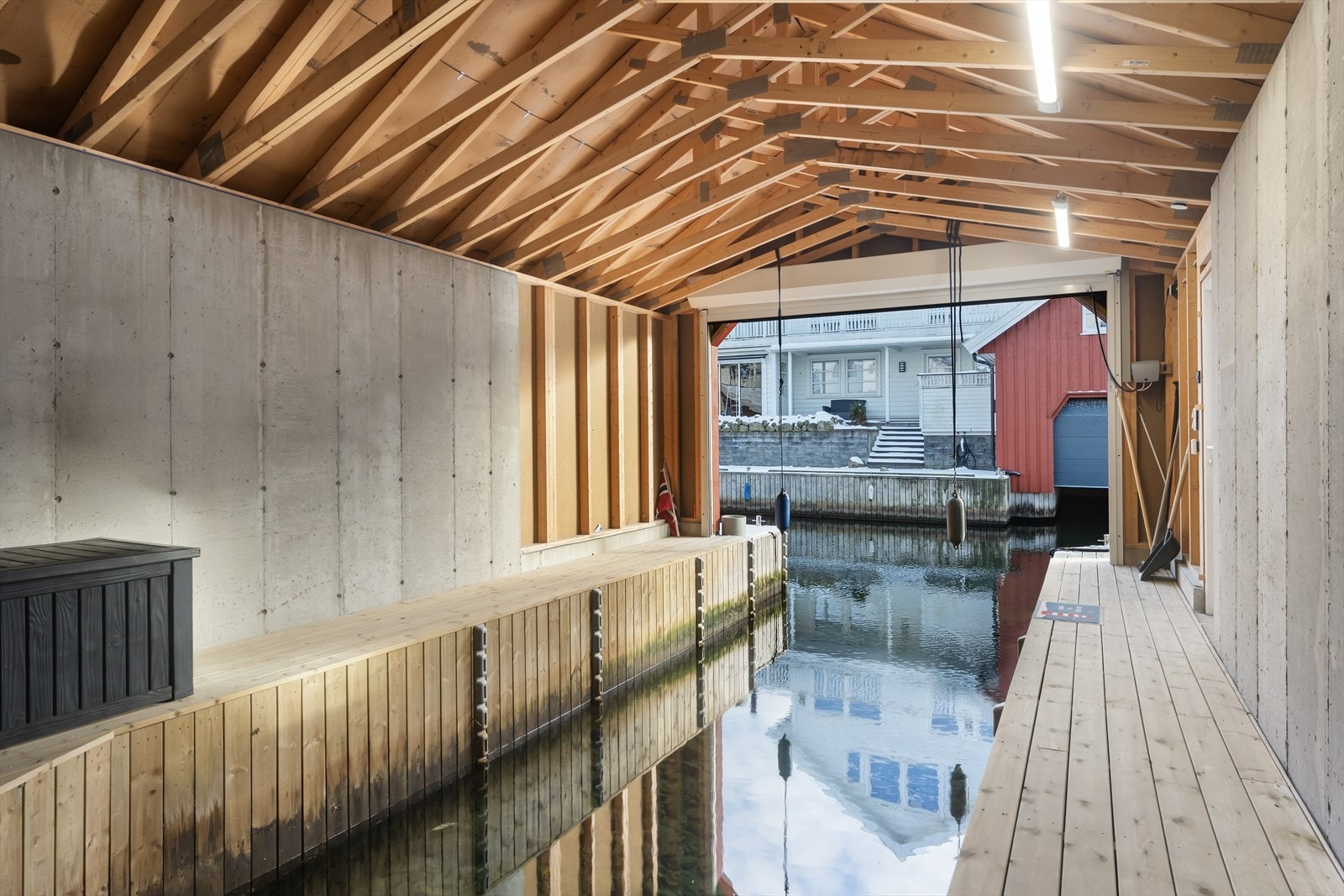 Båthus av god størrelse med plass til stor båt Galleribilde