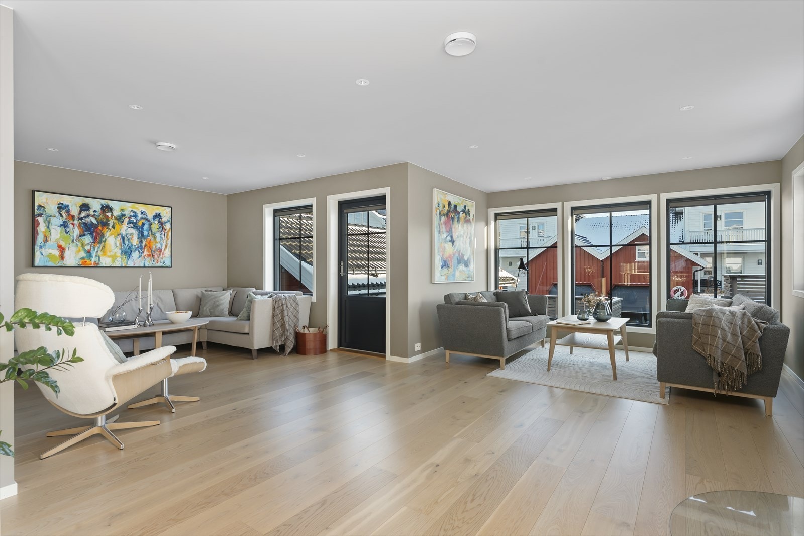 Åpen og praktisk planløsning gir rom for møblering i ulike soner, helt etter egne ønsker Galleribilde