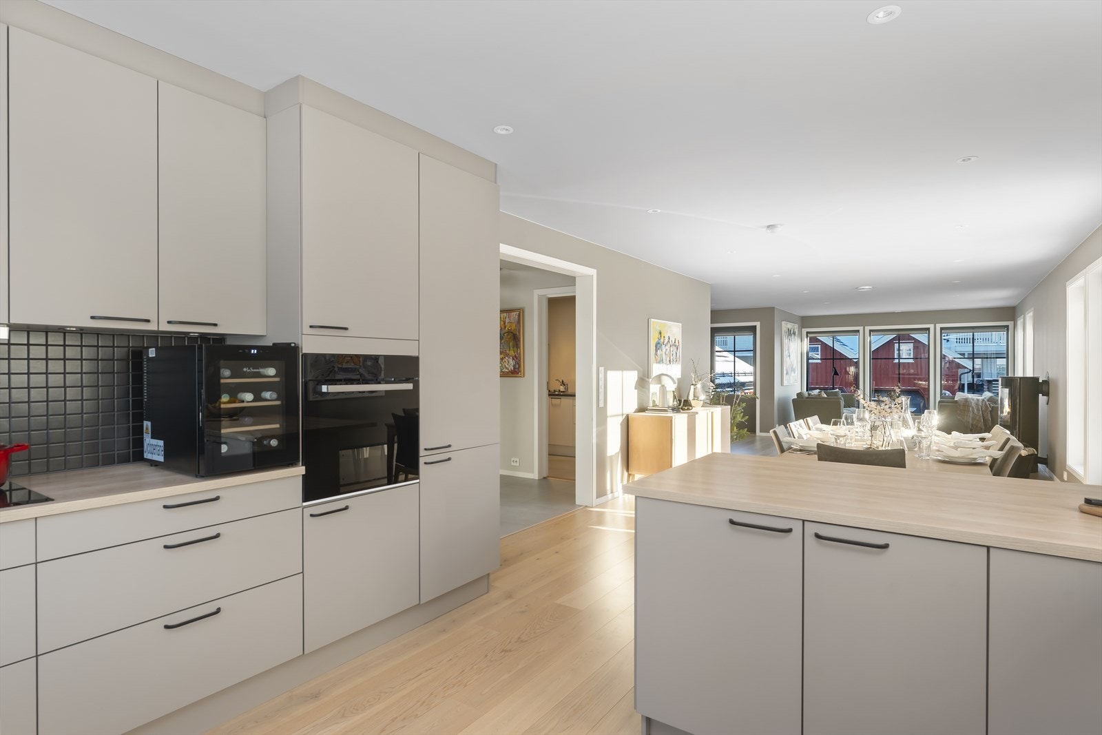 Kjøkkenets utforming er sosial og gir deg rikelig med benkeplass Galleribilde