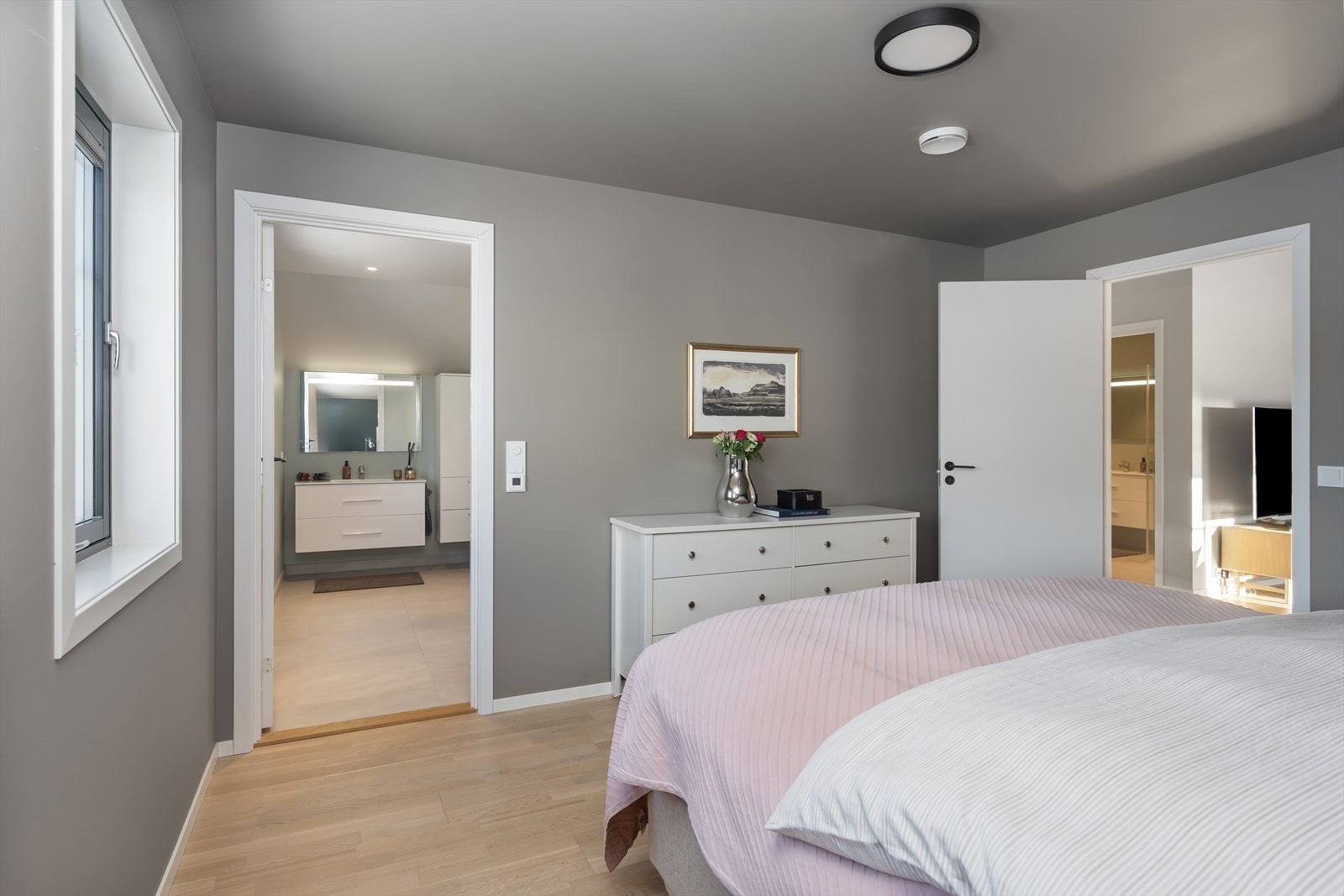 Dette hovedsoverommet har tilknytting til eget bad Galleribilde