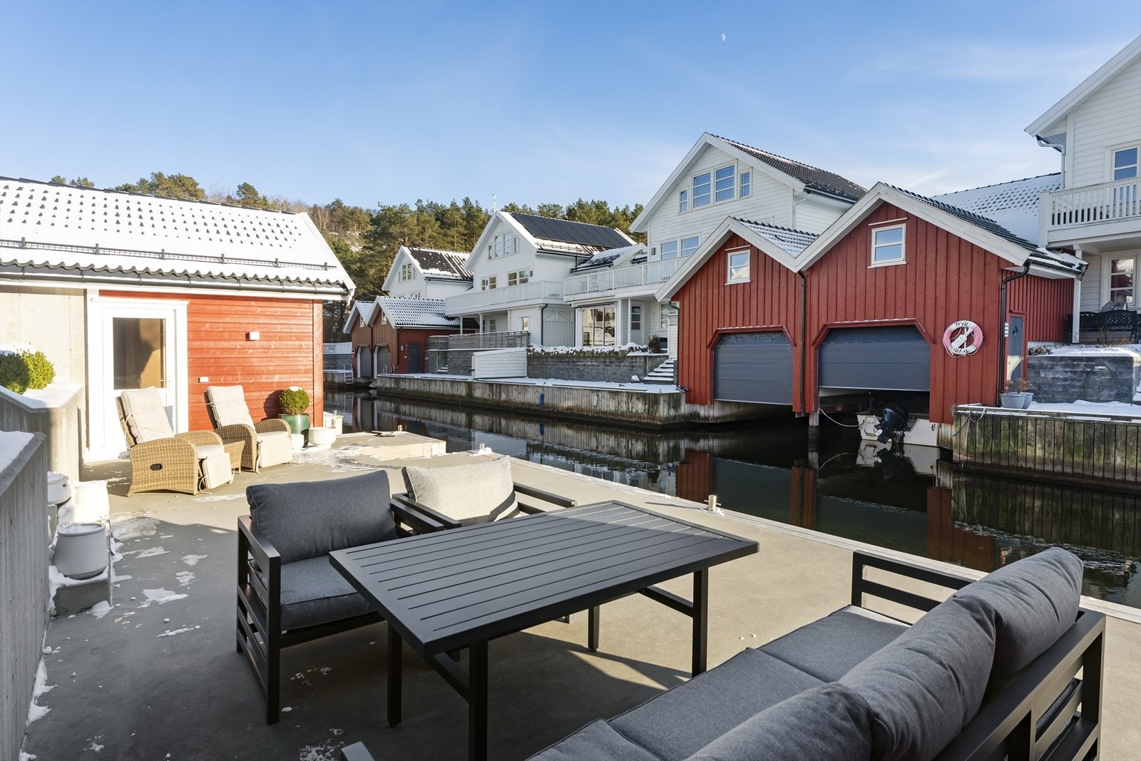 Fantastisk beliggende enebolig med stort uteområdet og tilhørende båthus Galleribilde