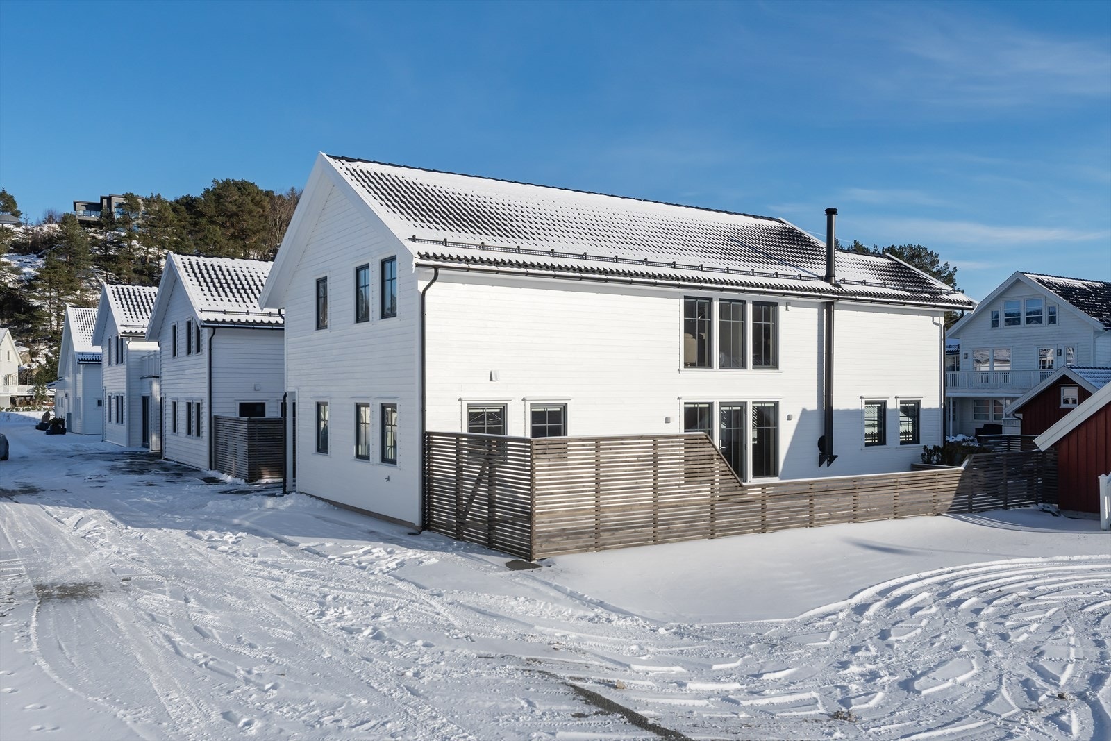 Fasade/uteområdet - Naturlig tomtegrense ved gjerde Galleribilde