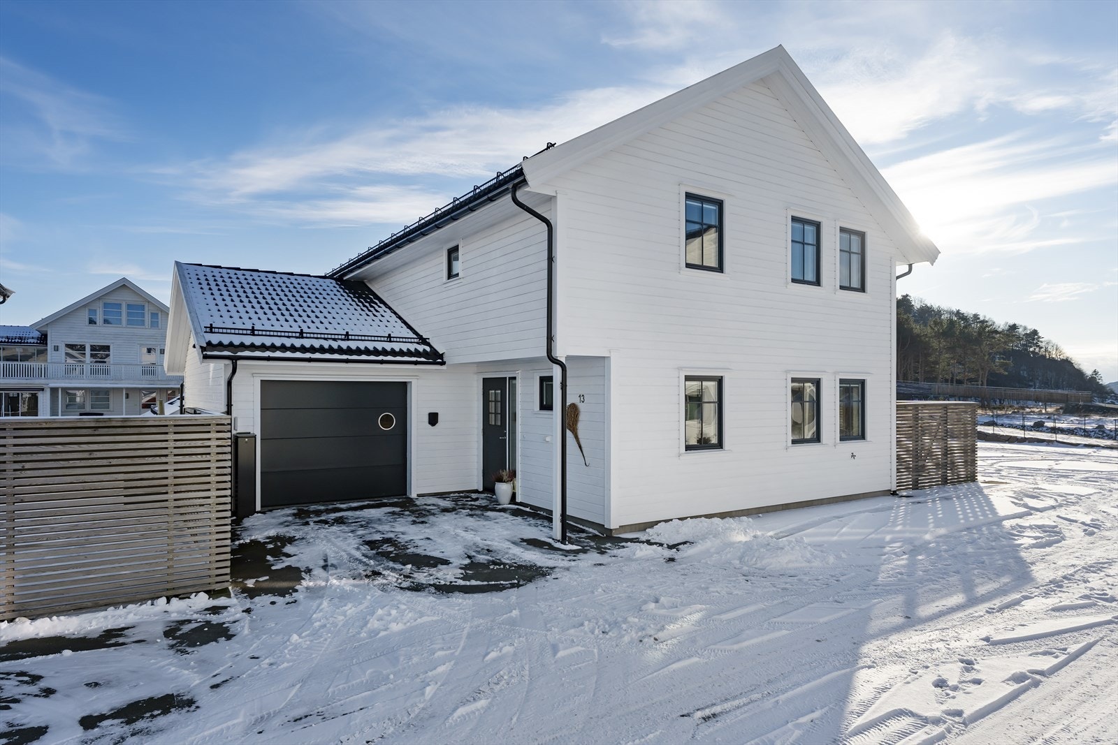 Fasade/uteområdet - Parkeringsmuligheter på eget tun Galleribilde