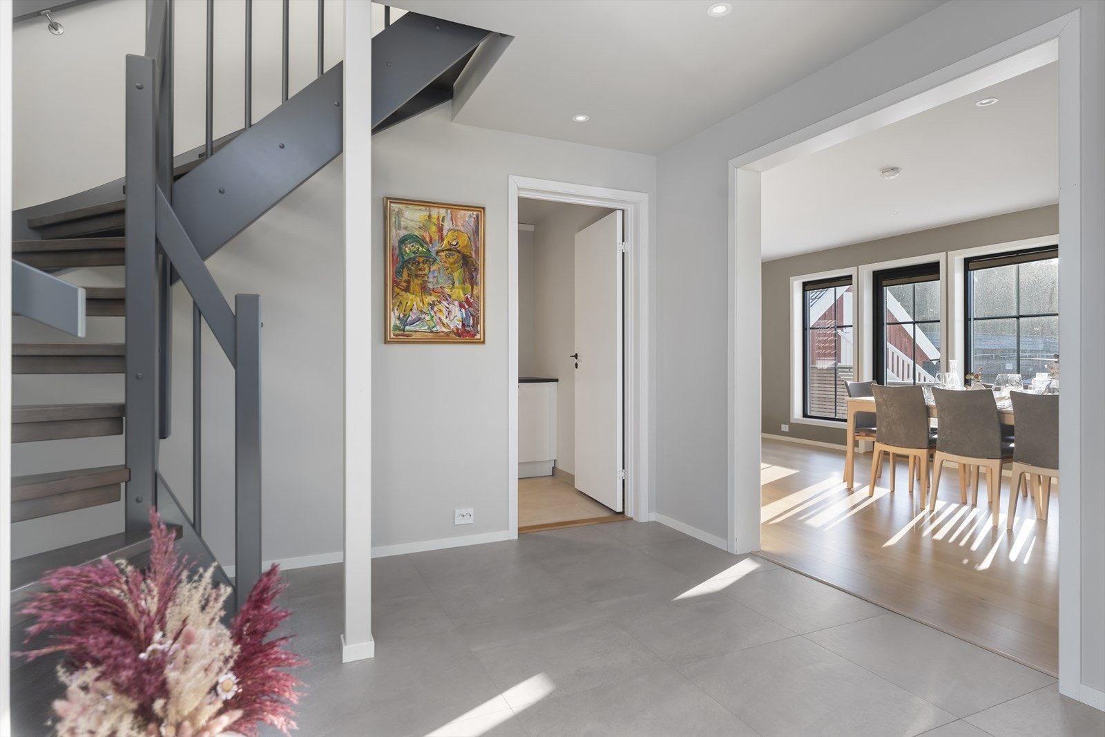 Delvis åpen løsning inn mot stueområdet Galleribilde