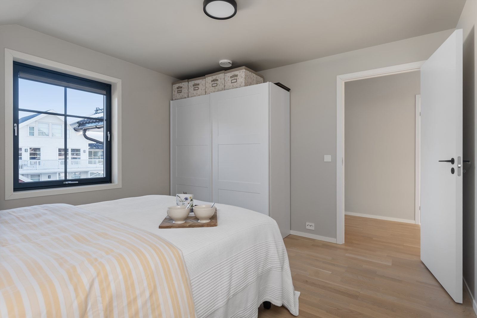 Soverom II er også av romslig slag. God plass for både større seng og garderobeskap Galleribilde