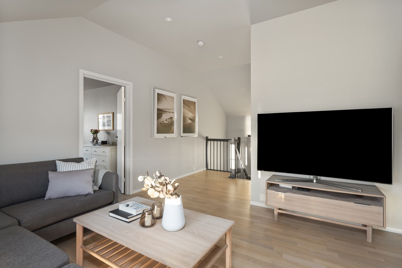 I tillegg til ekstra stue byr etasjen på 3 soverom og 2 bad Galleribilde