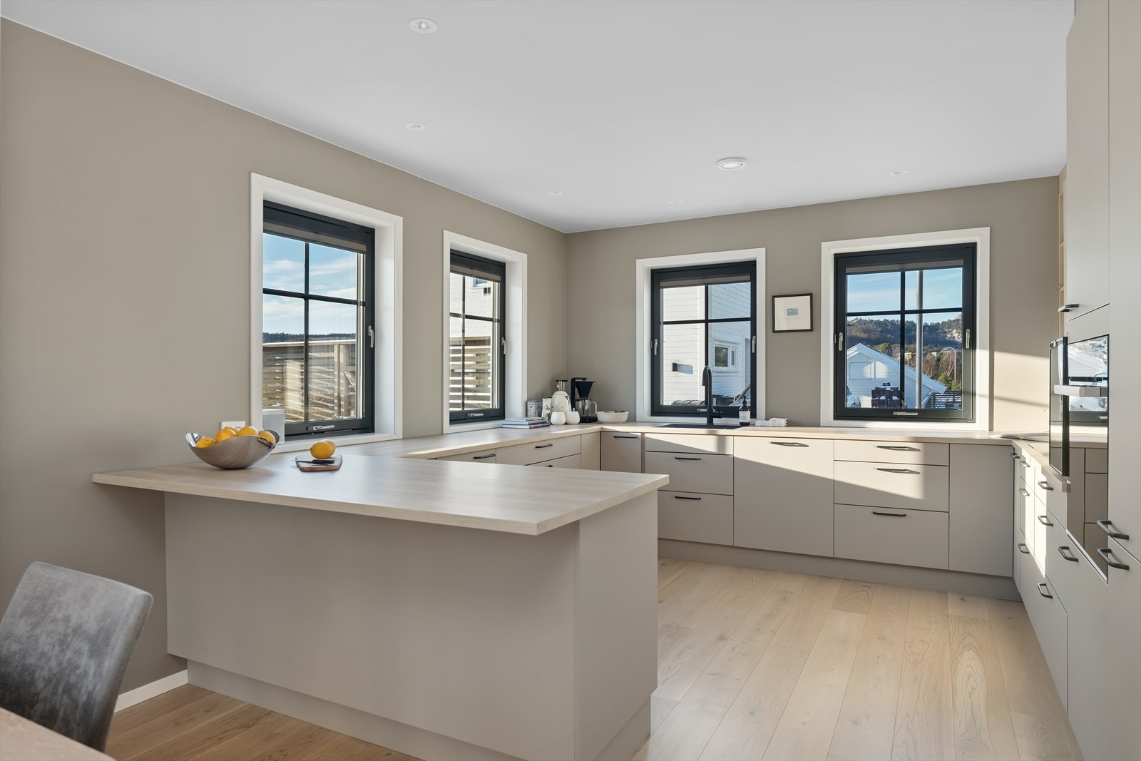 Lyst, åpent og innbydende kjøkken Galleribilde