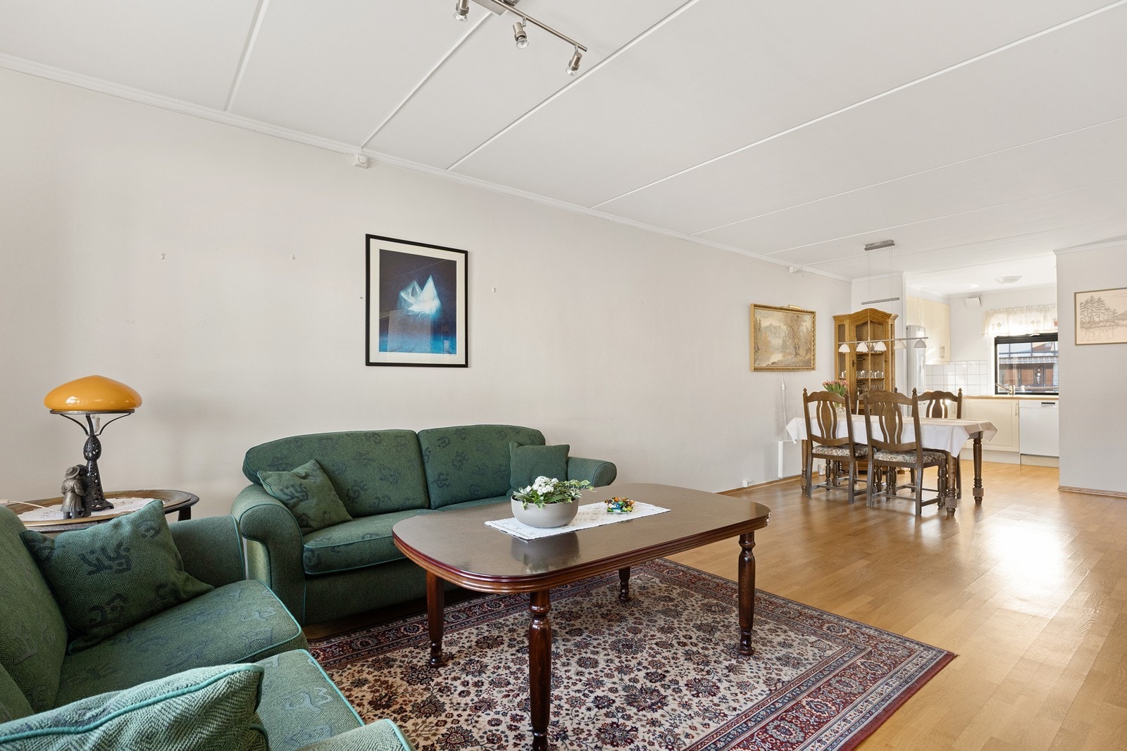 Parkettgulv i stue gir et varmt inntrykk og er lett å vedlikeholde. Galleribilde