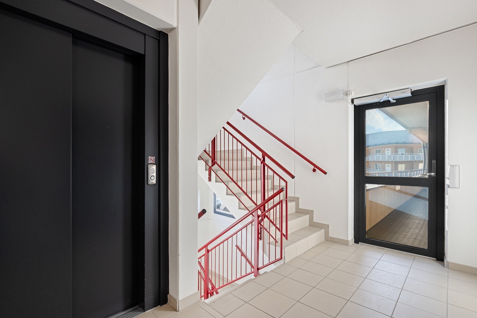 Heis og trapper gir enkel adkomst mellom etasjene i bygget. Galleribilde
