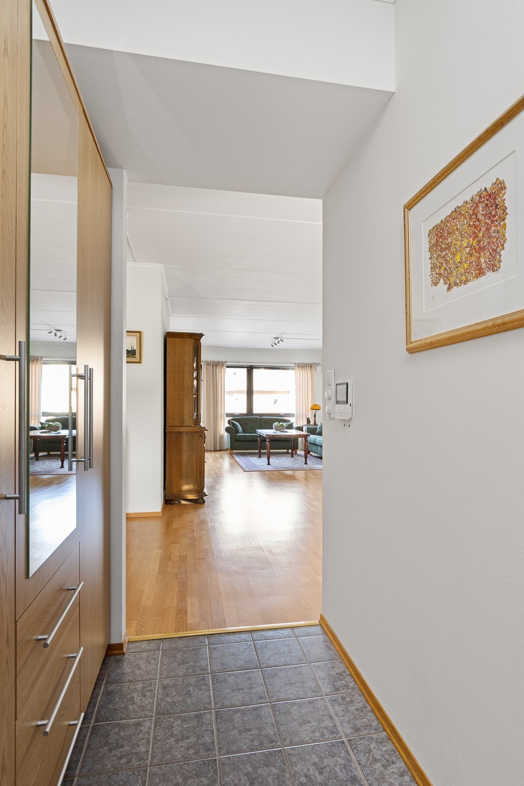 Gang med praktisk garderobeskap Galleribilde