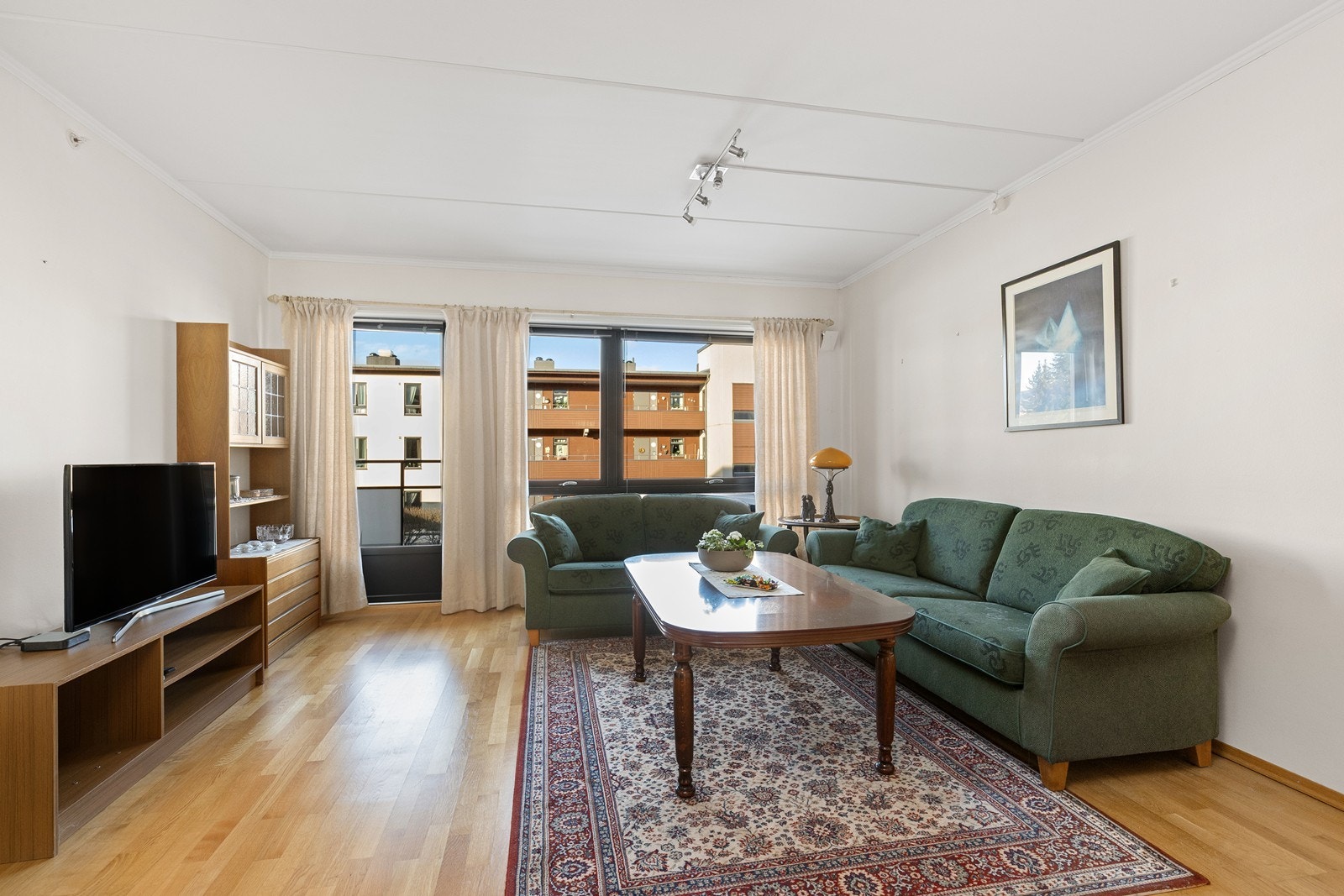 Stuen har en romslig utforming med god plass til sittegruppe. Galleribilde