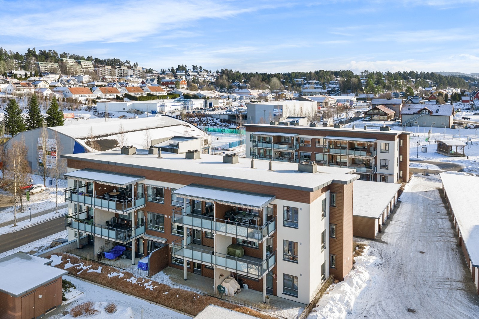 Leilighetsbygg med moderne fasade og balkonger. Galleribilde