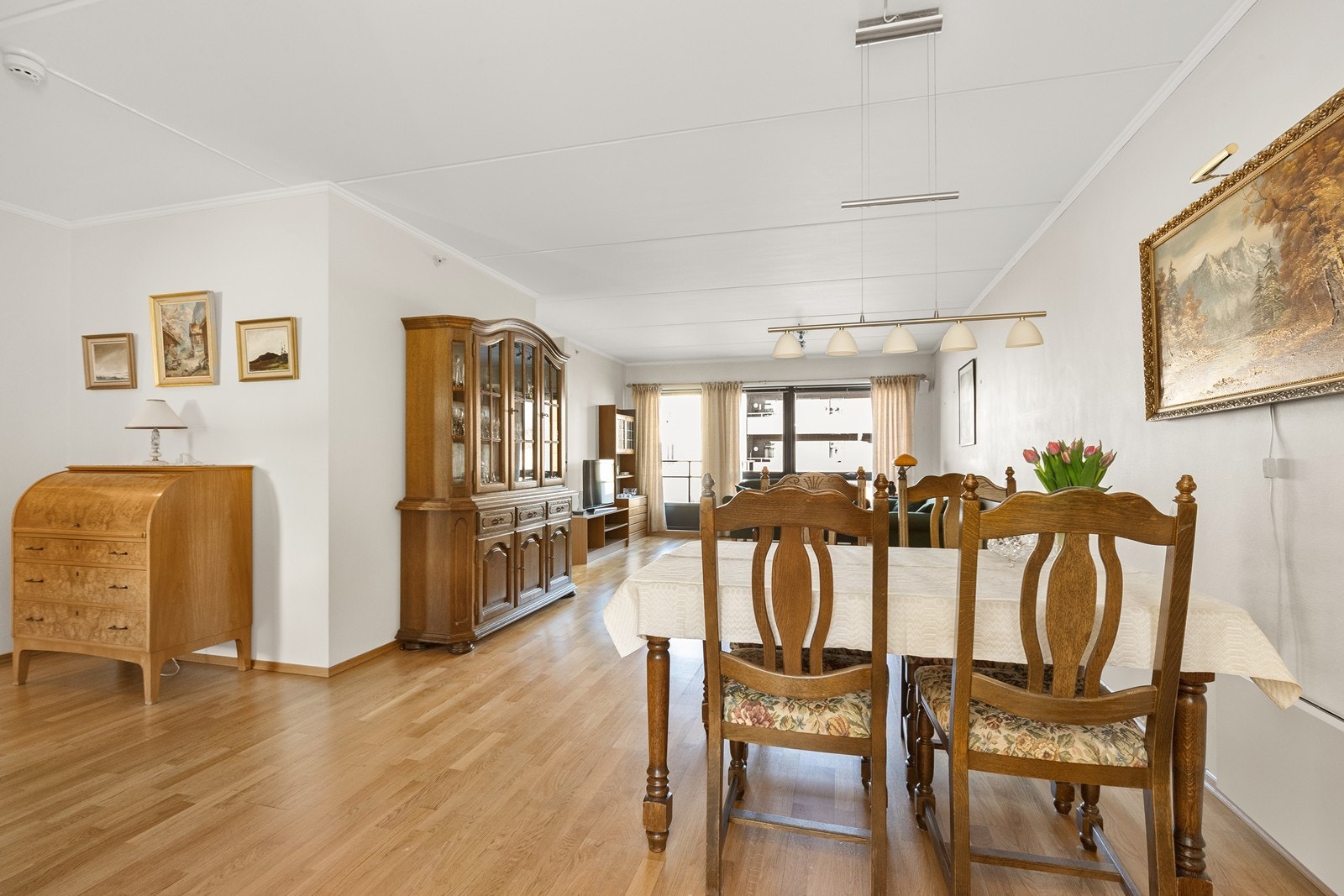 Stuen har god plass til spisestue og sittegruppe. Galleribilde