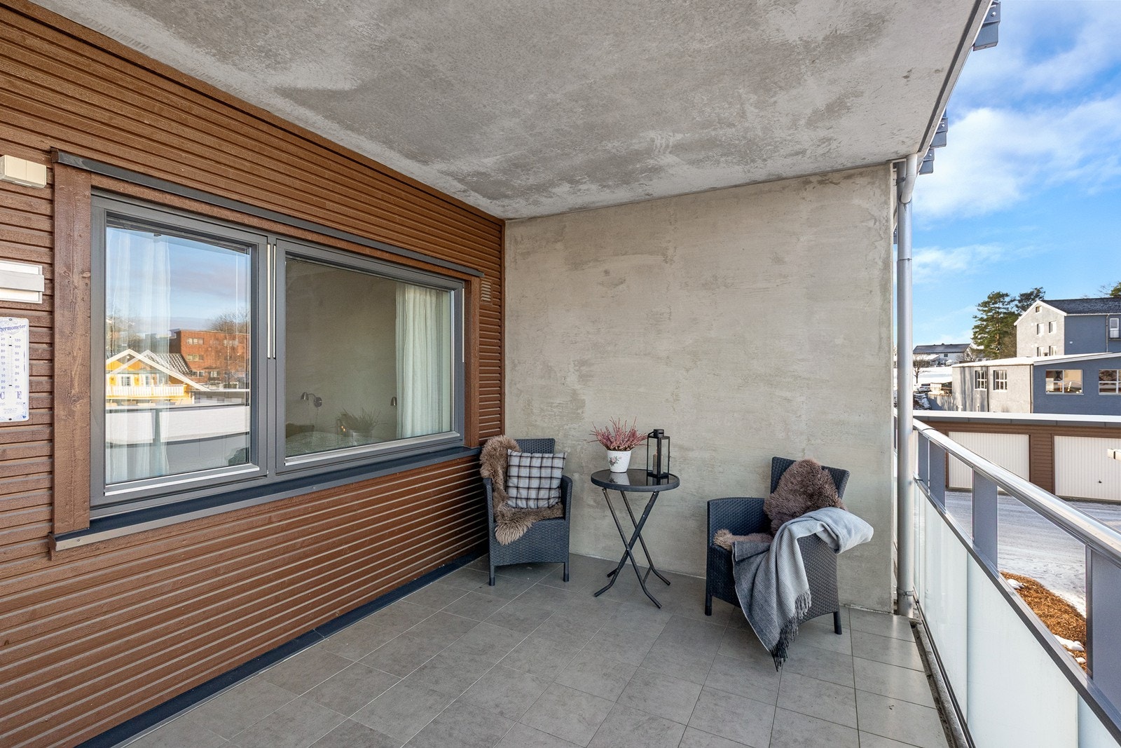 Balkong på 12 m2 med flislagt gulv og glassrekkverk gir et romslig uteområde. Galleribilde