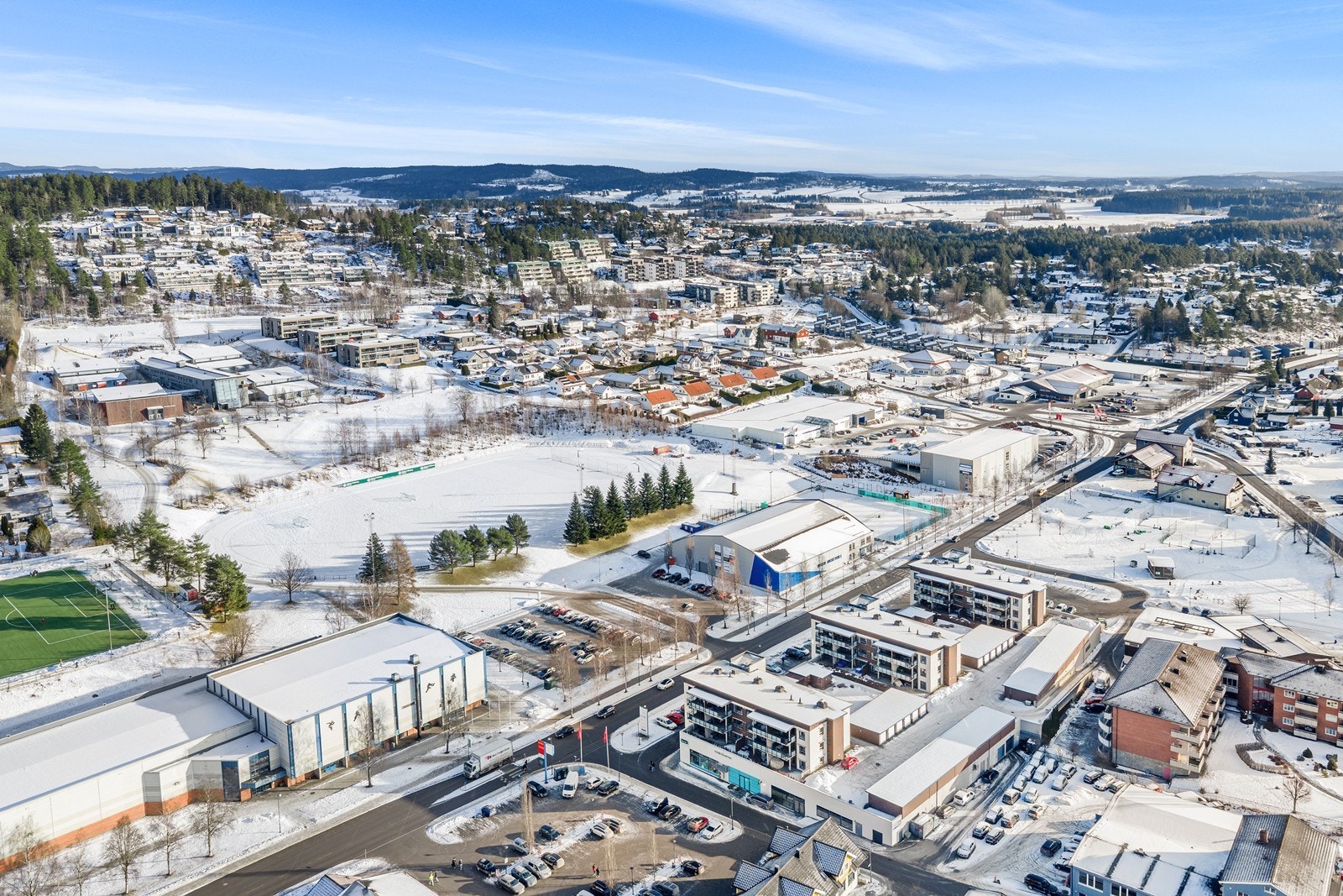 Oversiktsbilde viser området rundt Smedgata 32B med nærliggende fasiliteter og boligområder. Galleribilde
