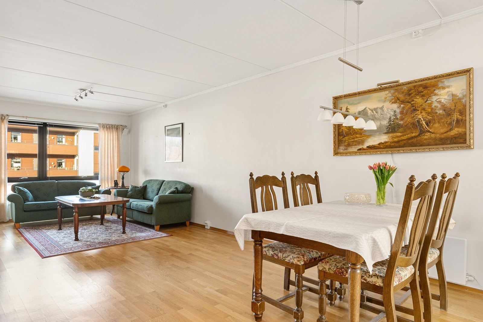 Spiseplass i tilknytning til stuen gir god plass til sosiale sammenkomster. Galleribilde