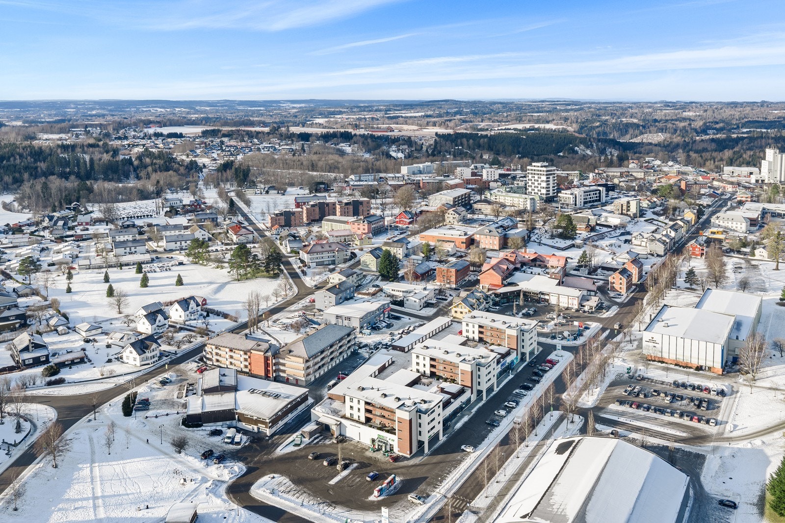 Vidstrakt utsikt over Mysen sentrum med bolig- og næringsbygg. Galleribilde