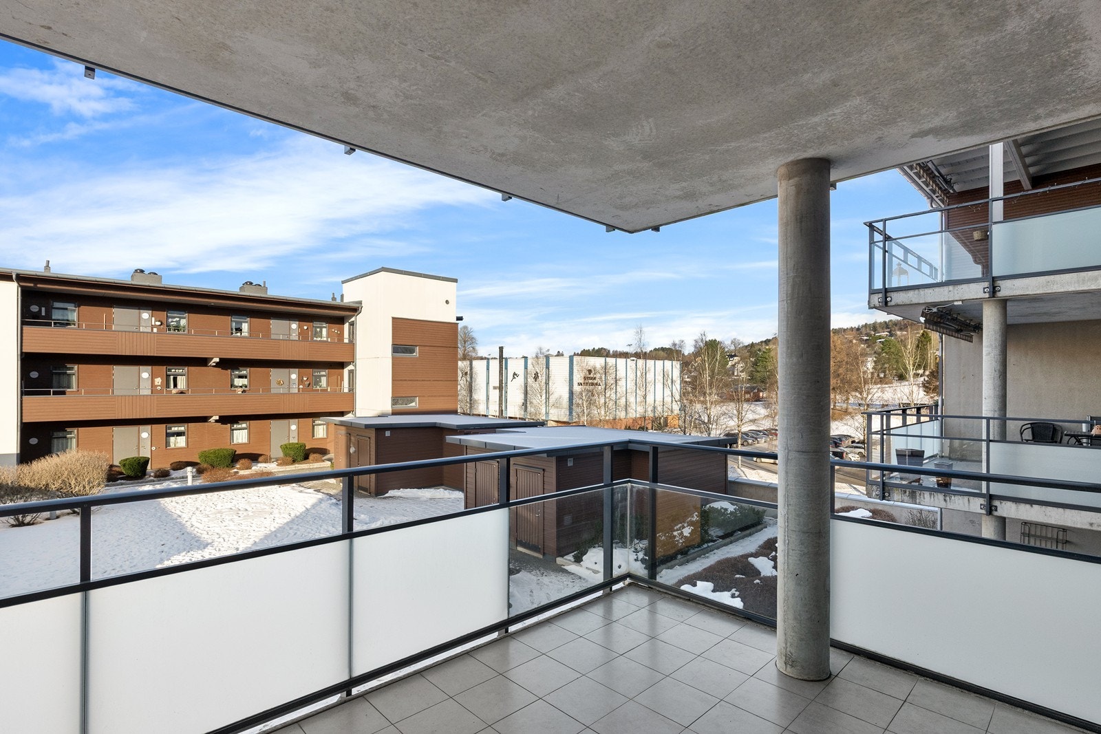 Vestvendt balkong med flislagt dekke gir gode solforhold og utsikt. Galleribilde