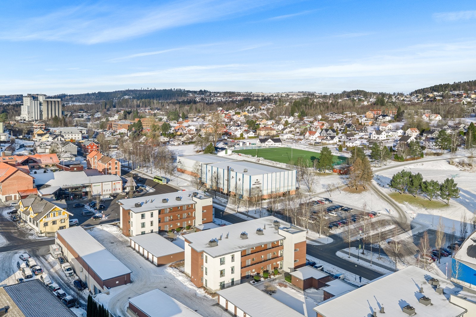 Utsikt over boligområdet med nærhet til idrettsanlegg og skogsområder. Galleribilde