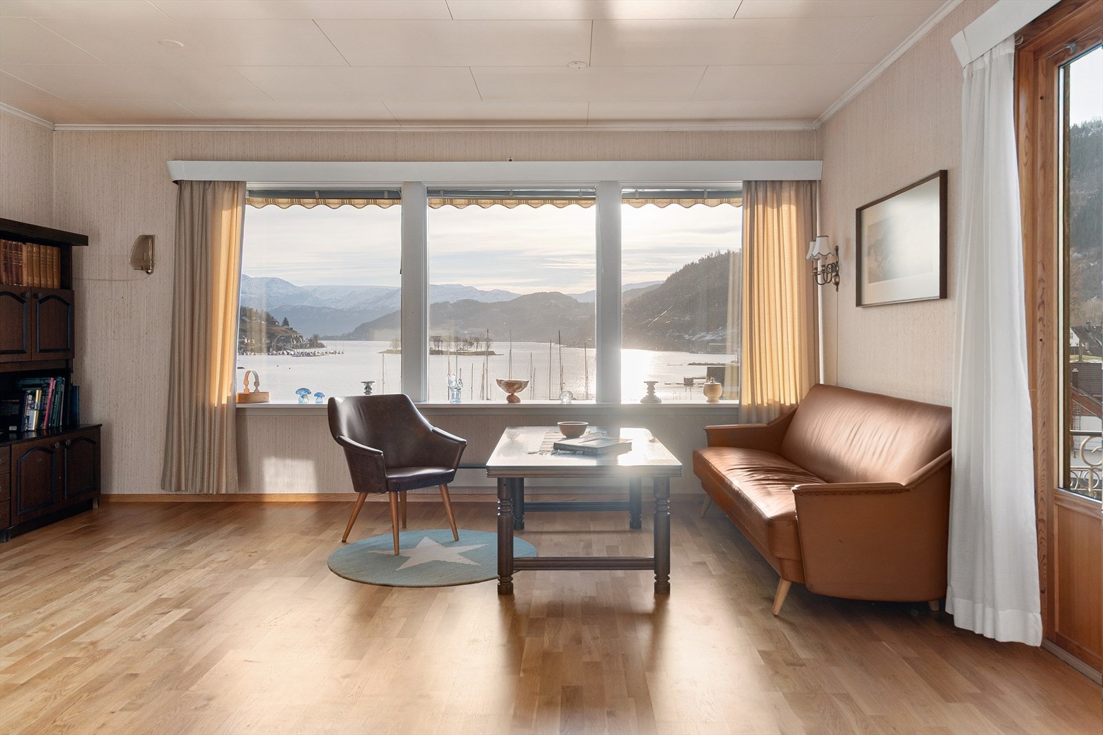 De store vinduene rammer også inn den flotte utsikten mot sjø og fjell, og gir rommet en luftig og åpen atmosfære. Galleribilde