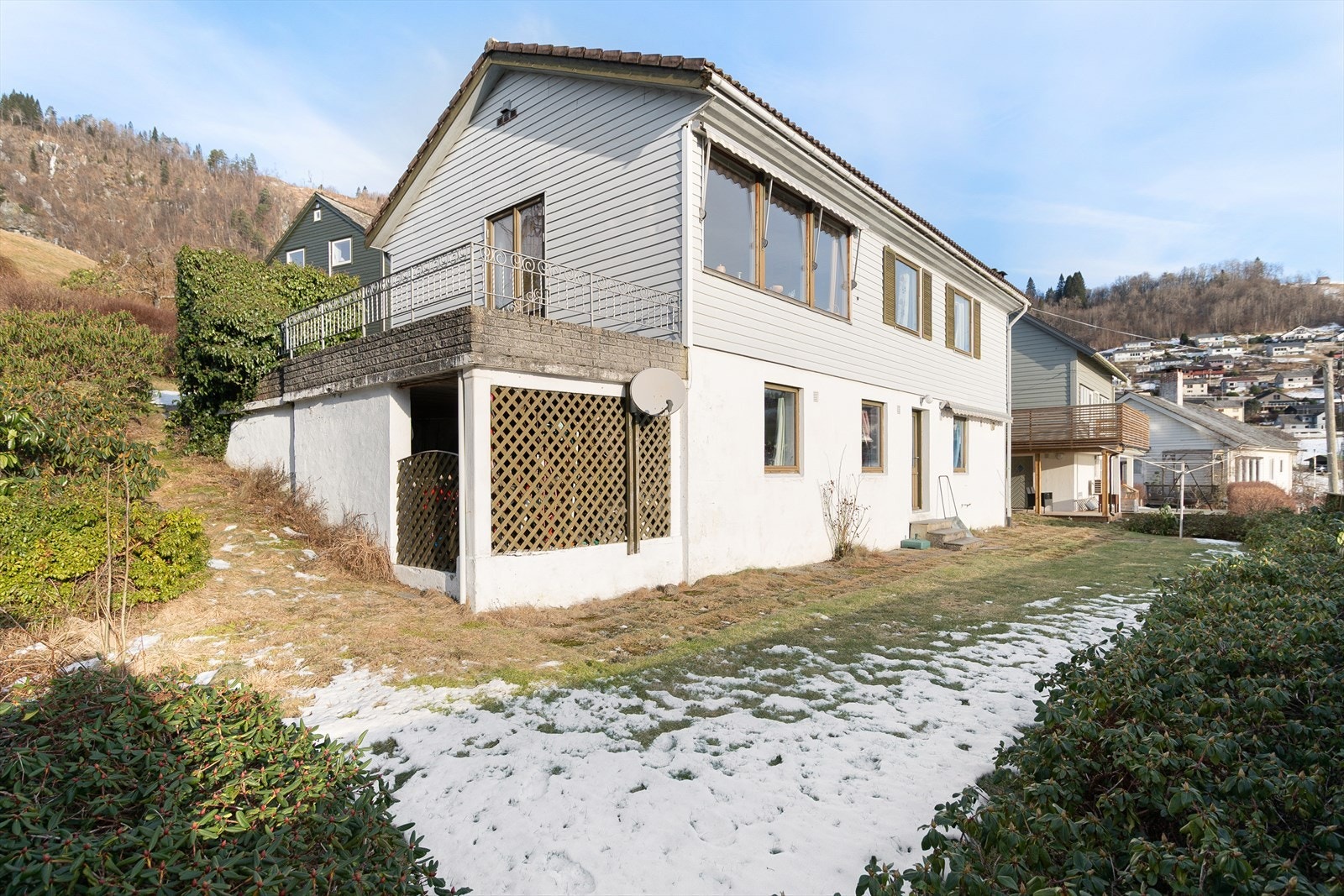 Eiendommen ligger på en høyde som sikrer gode solforhold og magisk utsikt - samtidig meget sentrumsnært. Galleribilde