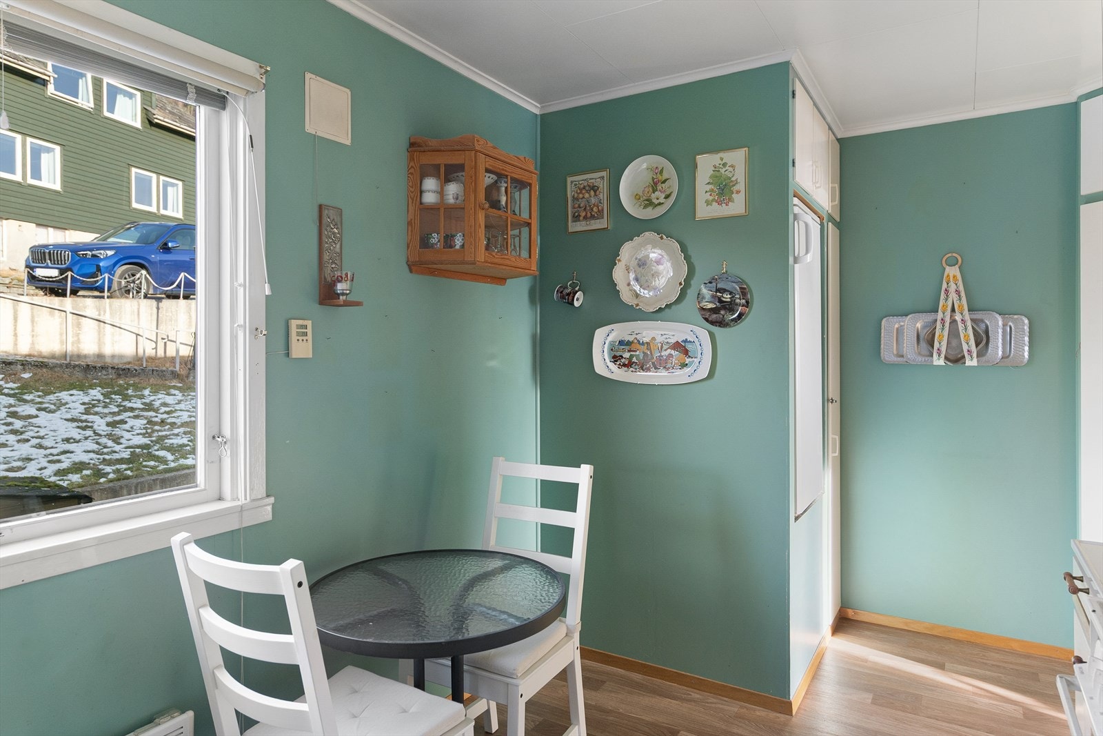 Kjøkkenet har gode forutsetninger for å bli et funksjonelt og romslig kjøkken, med rikelig skap- og benkeplass for den som ønsker å oppgradere eller modernisere. Galleribilde