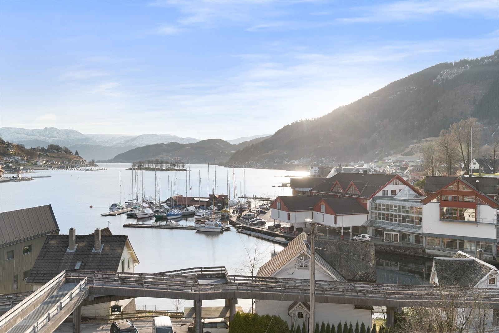 Eiendommen ligger i et etablert og populært boligområde med umiddelbar nærhet til det meste man trenger i hverdagen. Galleribilde