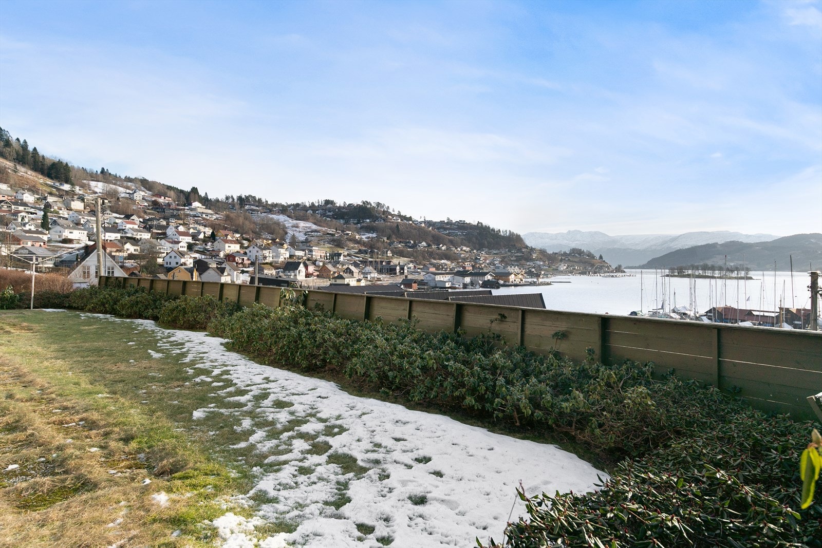 Hagen er opparbeidet med plen og gir utsyn mot fjorden. Galleribilde