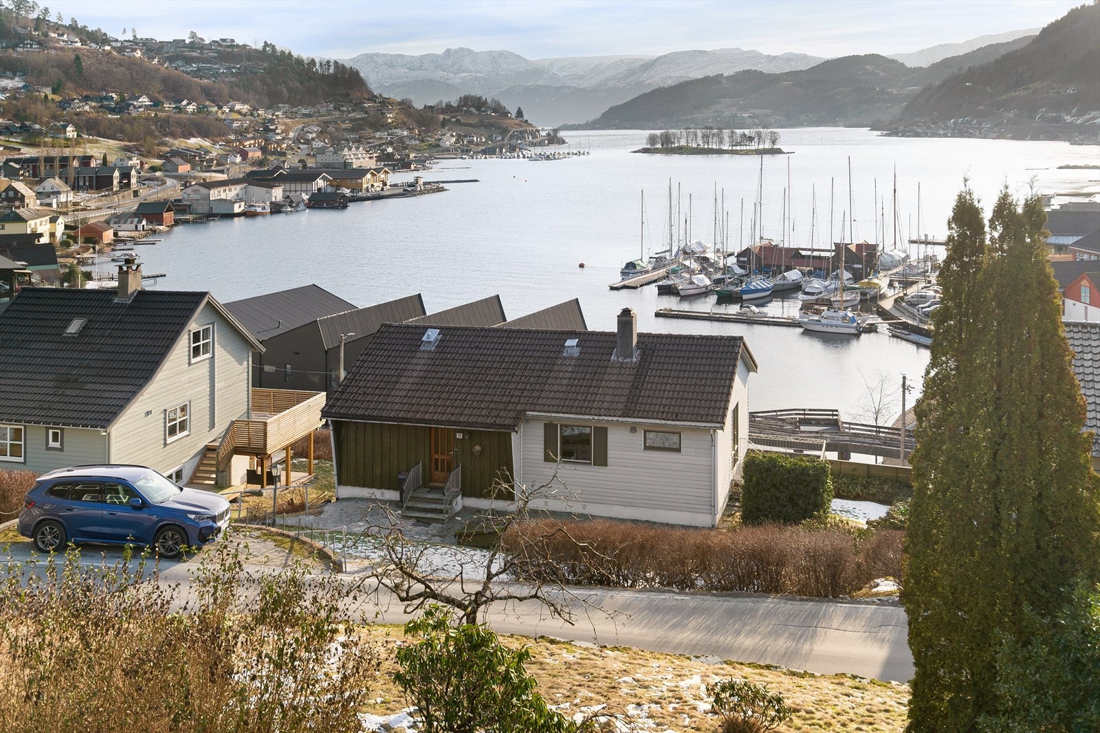 Innen kort gang- og kjøreavstand finner man et bredt servicetilbud bestående av dagligvarebutikker, kaféer og restauranter, samt treningssenter, idrettsanlegg og flotte rekreasjonsområder. Galleribilde
