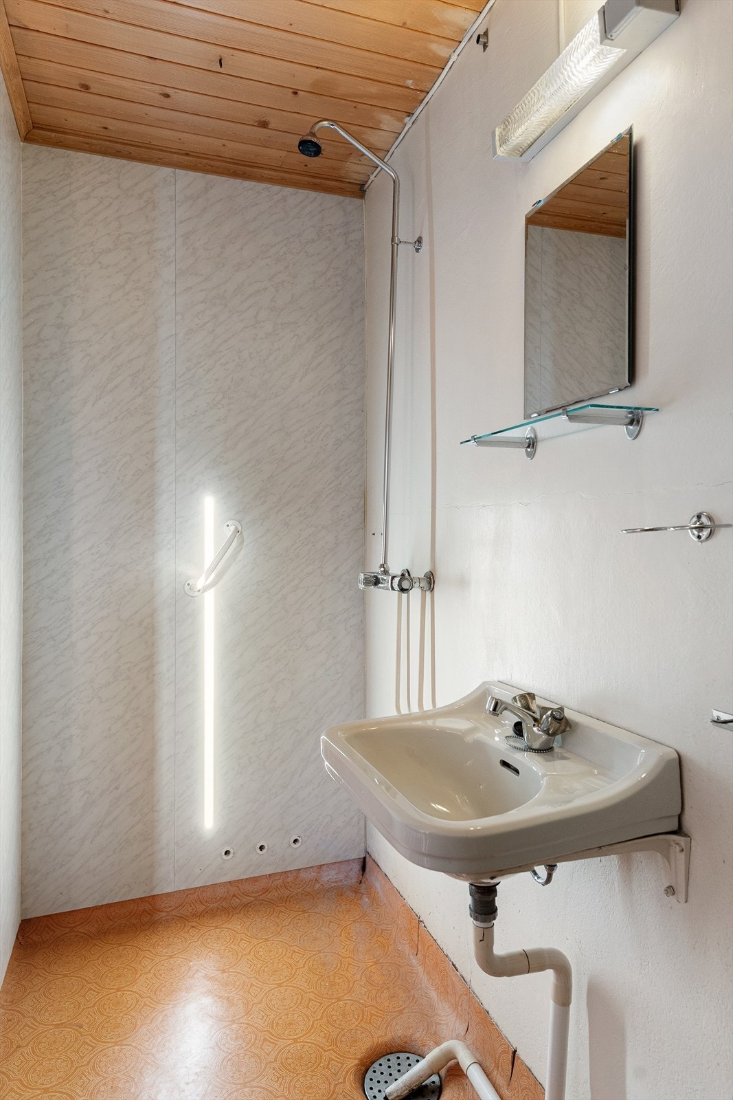 Badet i underetasjen er også av eldre dato og har belegg på gulv og baderomsplater på vegger, samt panel i himling. Galleribilde