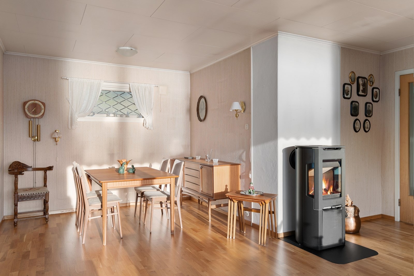 Midt i rommet er det plassert en vedovn som bidrar til ekstra varme og hyggelig stemning på kjølige dager. Galleribilde