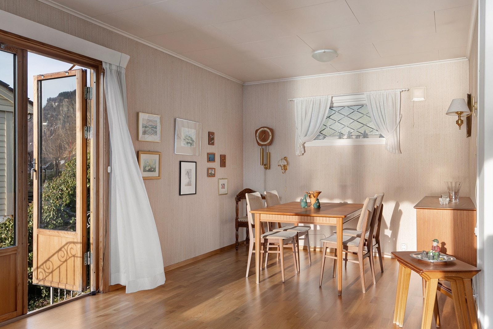 Utgang til terrasse gir enkel tilgang til uteområdet fra spisestuen. Galleribilde