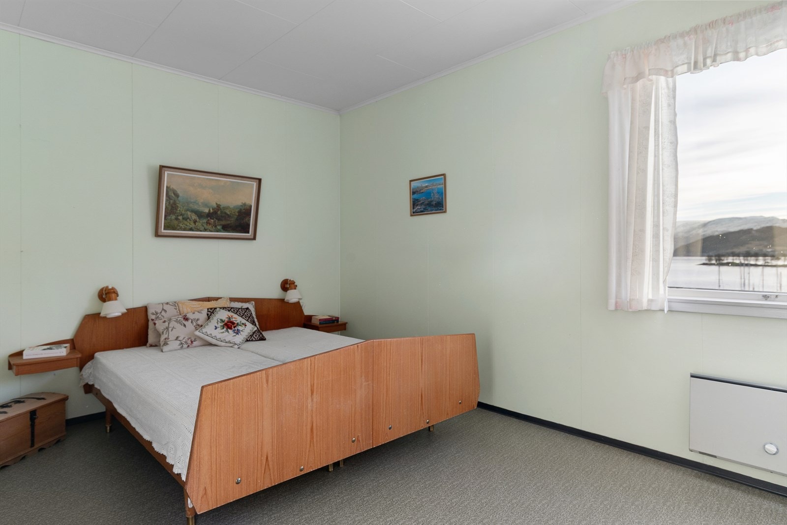 Hovedsoverommet ligger i hovedetasjen og er romslig med plass til dobbeltseng. Galleribilde