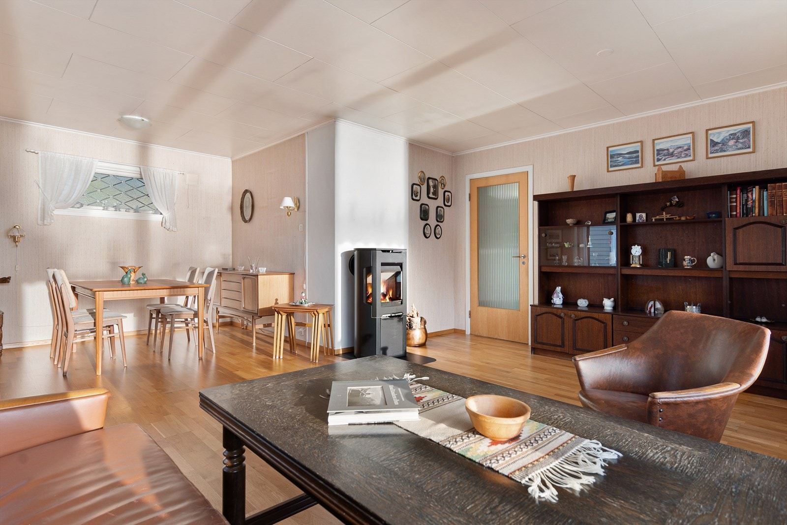 Stuen har god plass til både sofagruppe, TV-møblement, salongbord og spisebord, og vil naturlig fungere som familiens samlingspunkt i hverdagen. Galleribilde