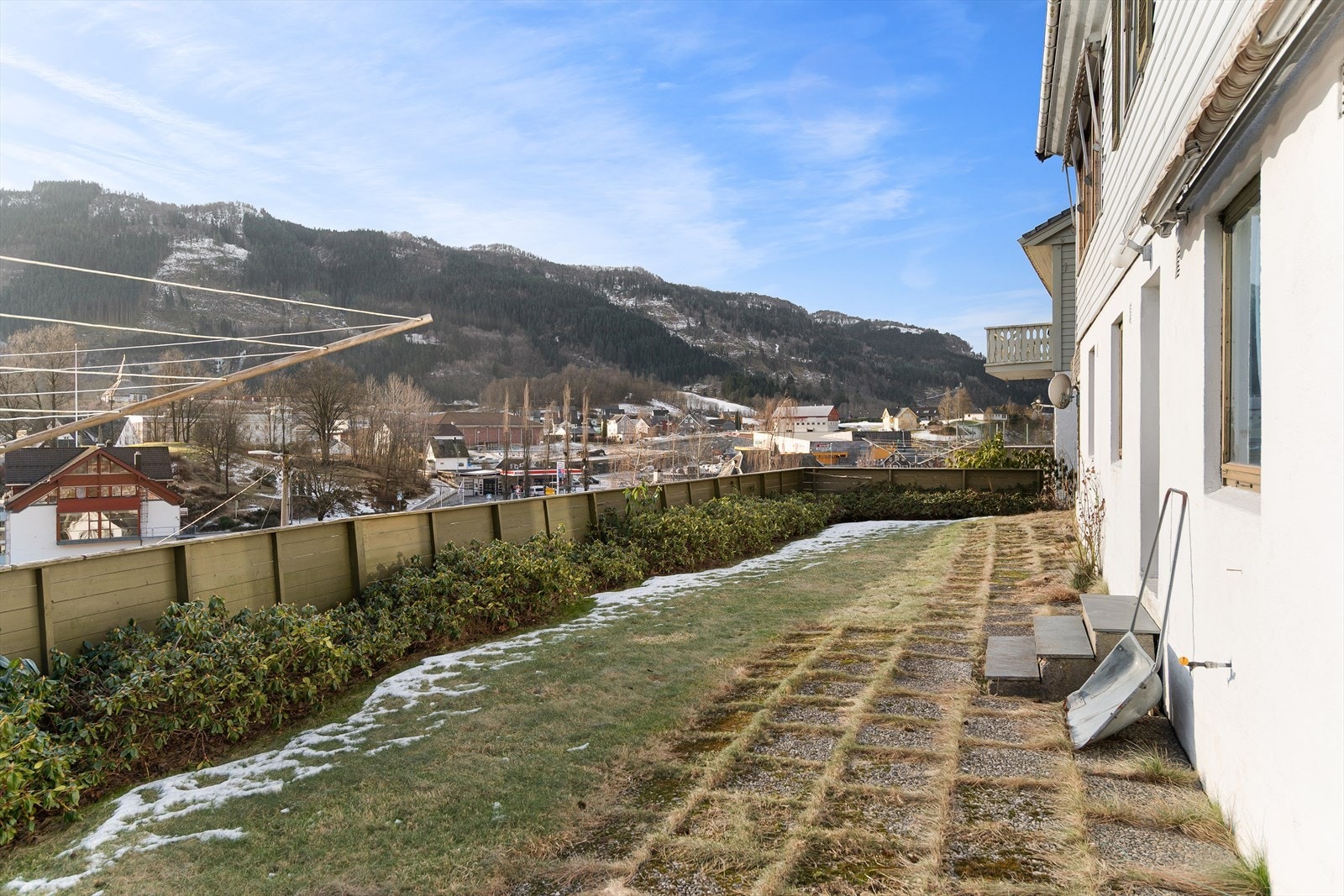 Kort gange til sentrum og nye Kvam videregående skule, inkl. bibliotek og kino. Galleribilde