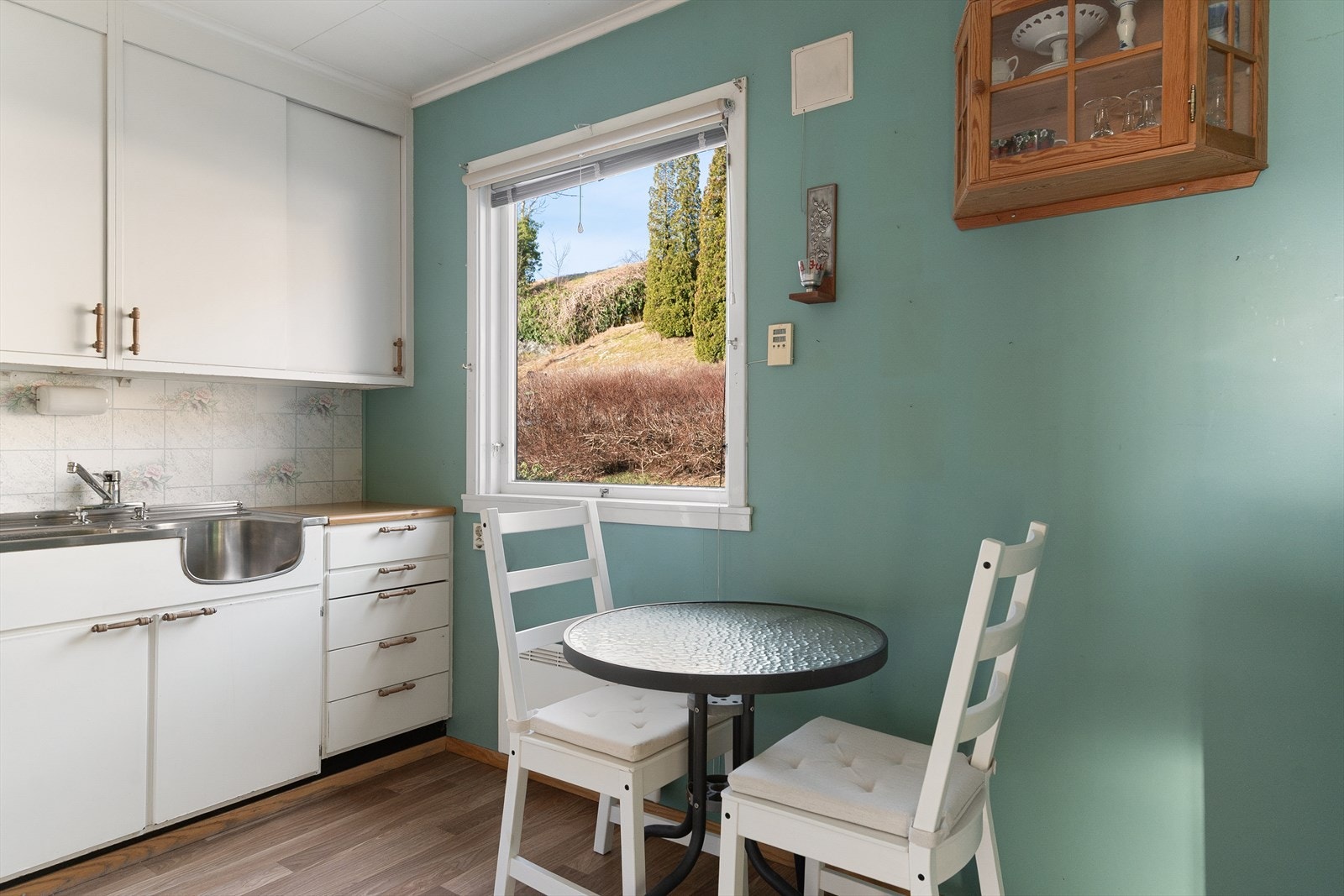 Det er utstyrt med oppvaskmaskin, kjøleskap og komfyr, samt kjøkkenventilator med mekanisk avtrekk. Galleribilde