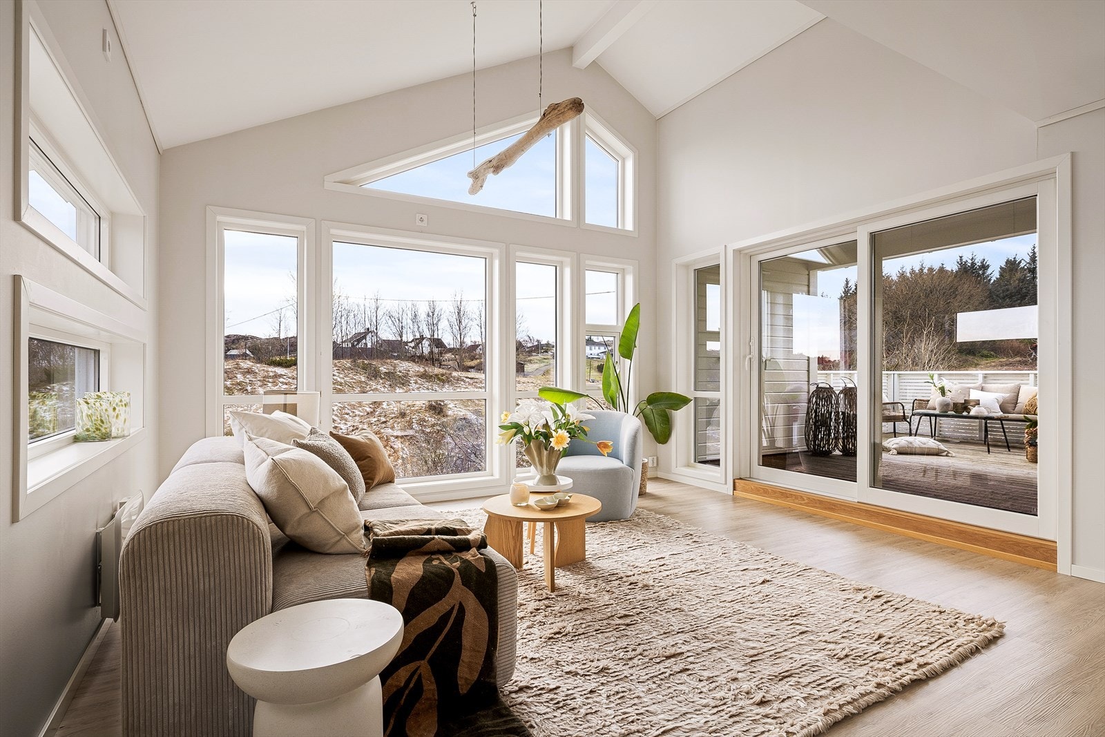 Dør med glassfelt leder inn til stue/kjøkken fra entrè/gang. Galleribilde