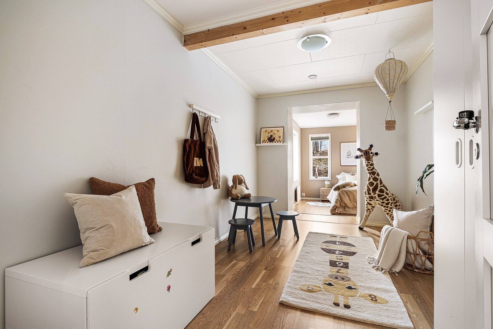 Lyst og innbydende rom, perfekt for barnelek og kreativ utfoldelse. God plass med sjarmerende detaljer som skaper et hjemmekoselig miljø. Galleribilde