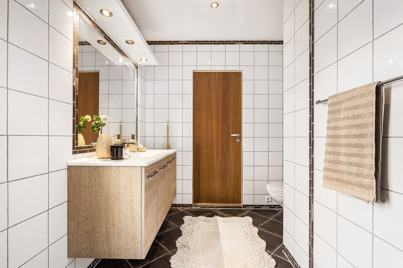 Badet inneholder: Servant med møblement/speil,
belysning, vegghengt toalett, dusjgarnityr
og innflist badekar. Galleribilde