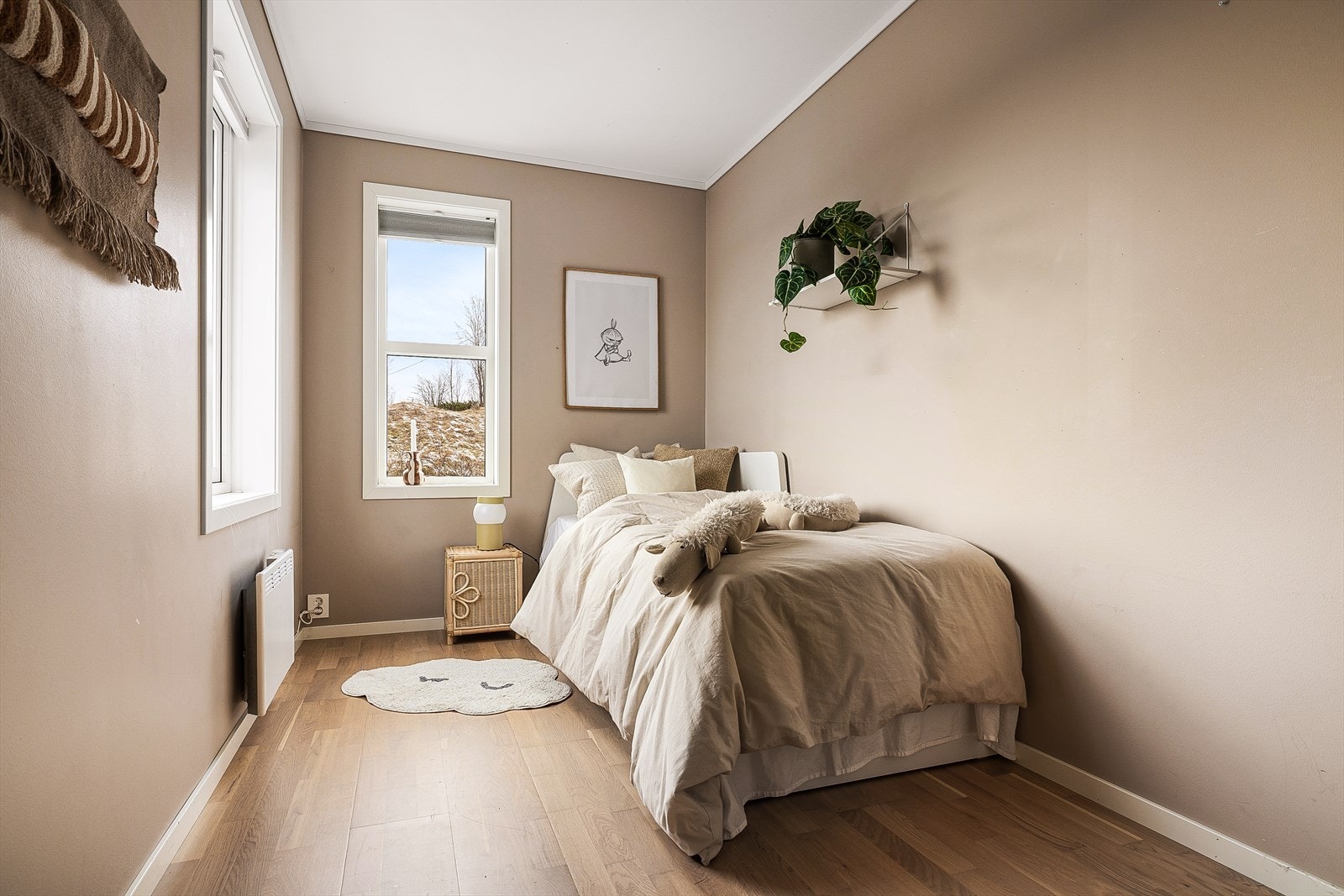 Parkett på gulv, malt platekledning på vegger,
malt platekledning og takplater i himling. Galleribilde